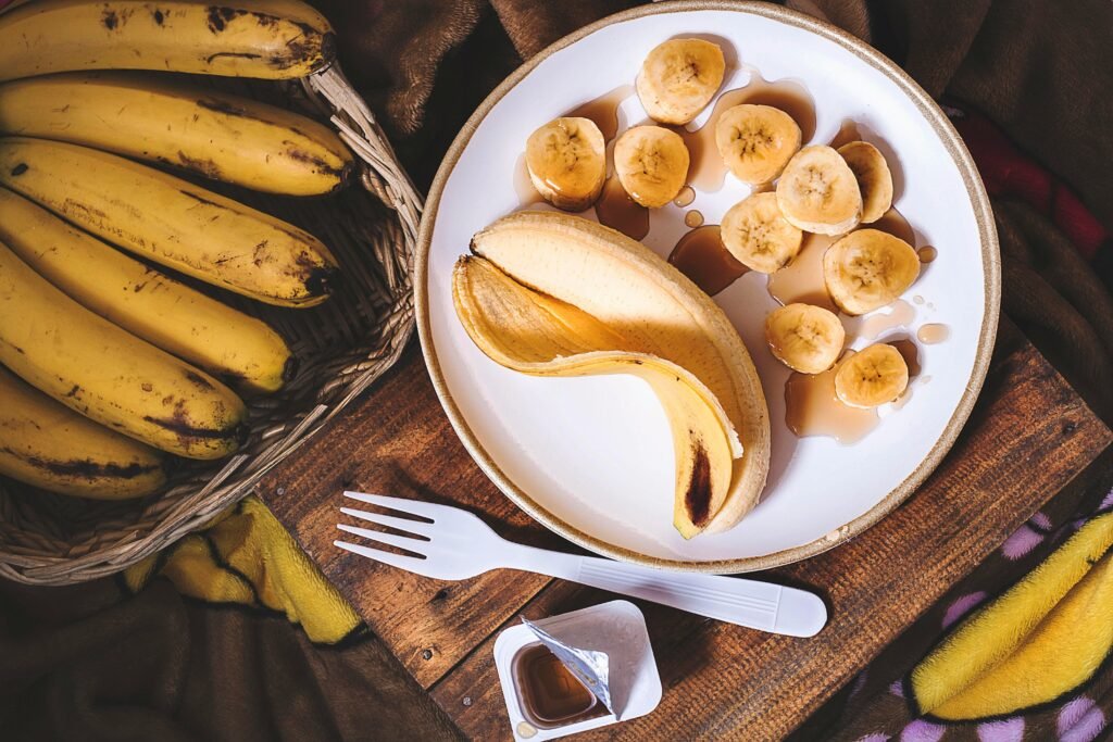 Banana cortada em pedaços pequenos numa tigela