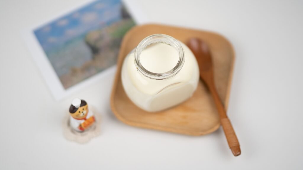 iogurte natural sem açúcar em pote de vidro na cozinha