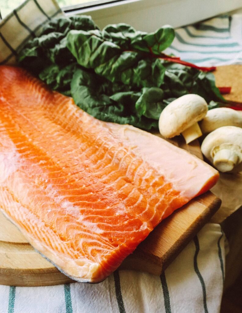 filé de salmão fresco sendo separado para preparo antes de cozinhar para o cachorro