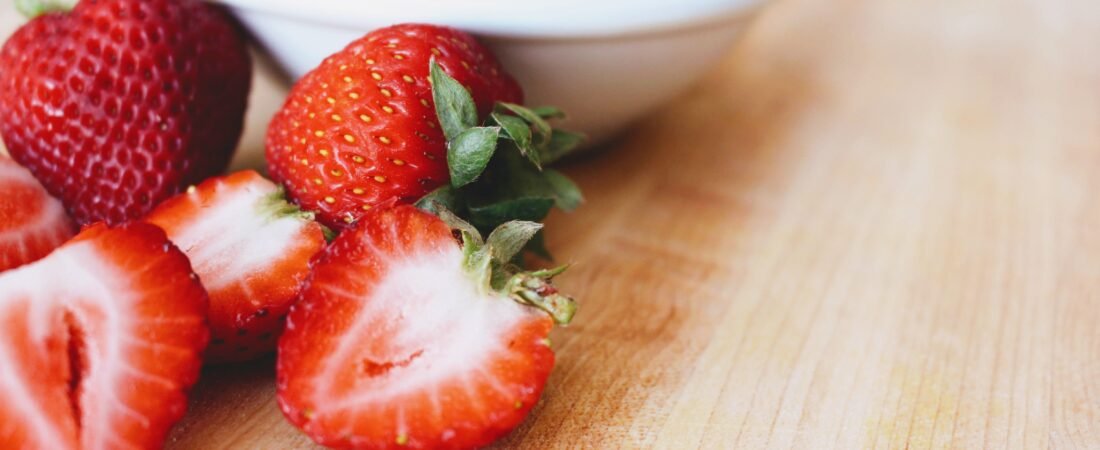 Cachorro Pode Comer Morango? Benefícios, Riscos e Quantidade Ideal