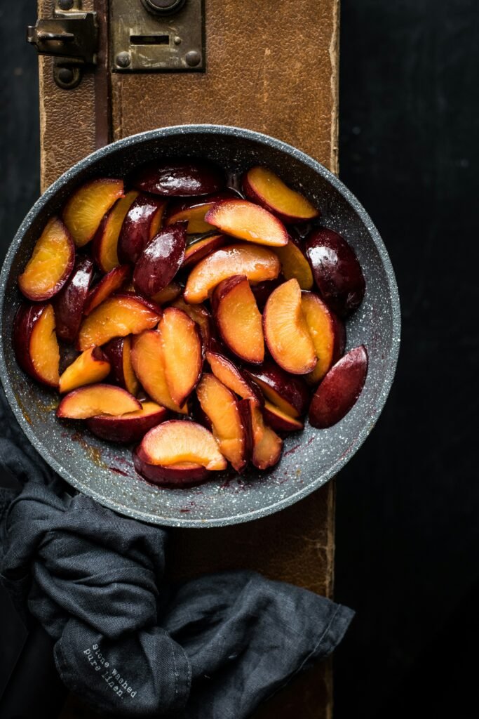tigela com pedaços pequenos de ameixa sem caroço, prontos para oferecer ao cachorro
