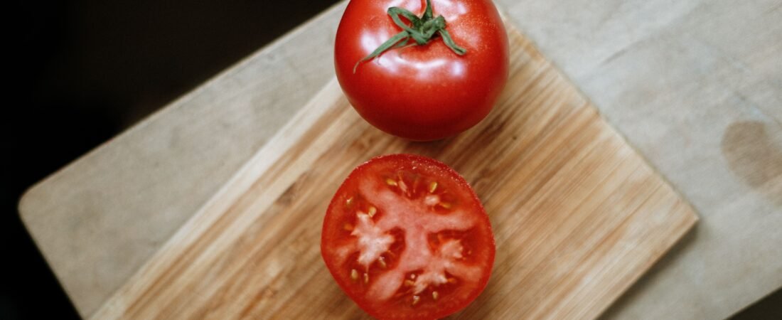 Cachorro Pode Comer Tomate? Riscos, Benefícios e Como Oferecer