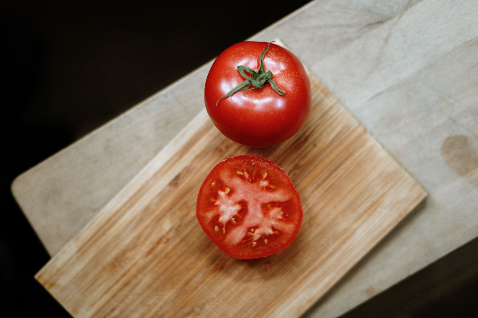 Cachorro Pode Comer Tomate? Riscos, Benefícios e Como Oferecer