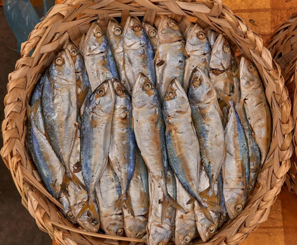 sardinha crua dentro de uma cesta